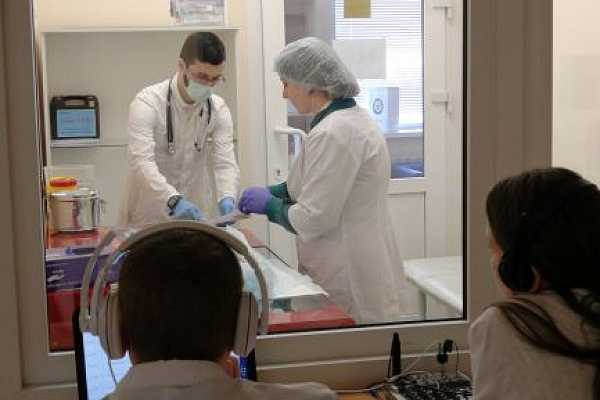 Врачи Сургутской травмбольницы в составе аккредитационной комиссии оценивают уровень подготовки будущих коллег