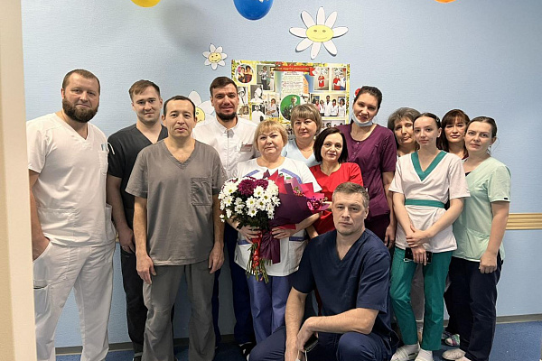 40 лет рядом с пациентами. С юбилеем трудовой деятельности в Сургутской травмбольнице поздравили медсестру-ветерана