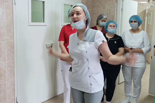 Наведались в каждое отделение. Сотрудников Сургутской травмбольницы поздравил Дед Мороз со своей сказочной свитой