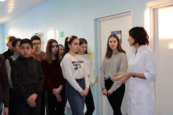 «Буду нейрохирургом!» В Травматологической больнице Сургута прошла экскурсия для учеников Технологической школы города
