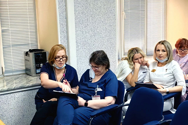 Как избежать профвыгорания и конфликтов на работе? В Сургутской травмбольнице прошла встреча коллектива с медицинскими психологами