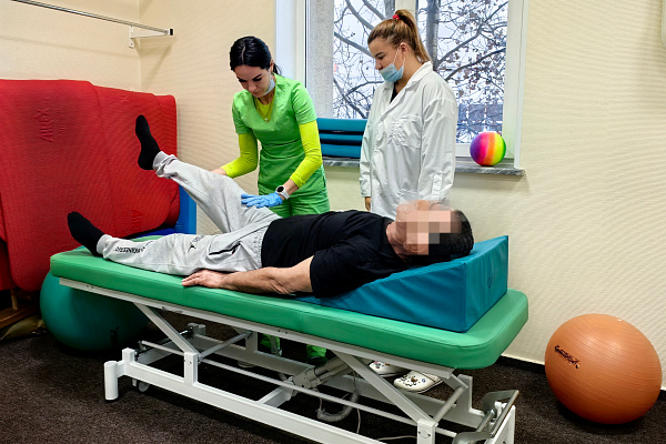 Впечатляет оборудование, вдохновляет результат. В Сургутской травмбольнице практикуются студенты, получающие немедицинское образование