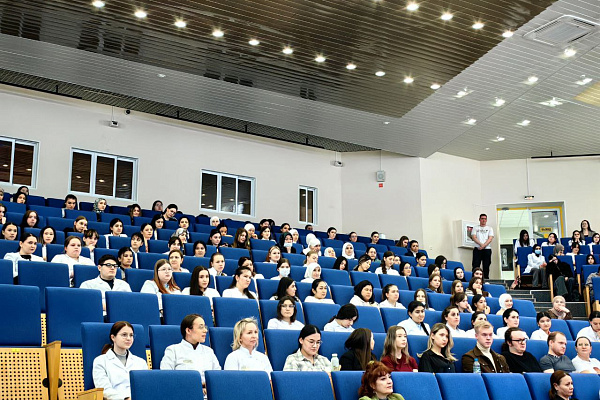 Интересную работу и профессиональный рост гарантируем. Будущим медсёстрам рассказали о вакансиях и условиях труда в Сургутской травмбольнице