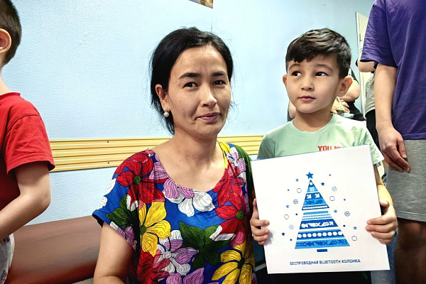 Пациенты детских отделений Сургутской травмбольницы принимают поздравления с Новым годом от разных организаций