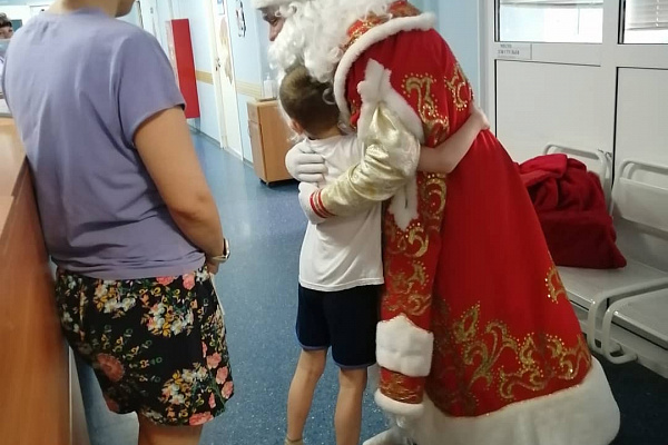 Волшебство с доставкой в палату. Лучший в мире Дед Мороз навестил юных пациентов Сургутской травмбольницы  
