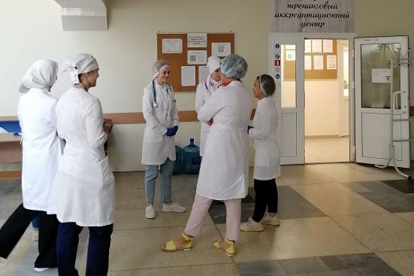 Врачи Сургутской травмбольницы в составе аккредитационной комиссии оценивают уровень подготовки будущих коллег