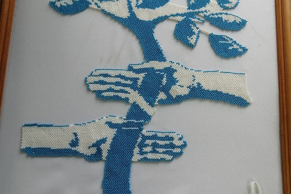 «Бисер – моё средство реабилитации». Пациентка с деформированными руками вышила для Сургутской травмбольницы картину с логотипом клиники