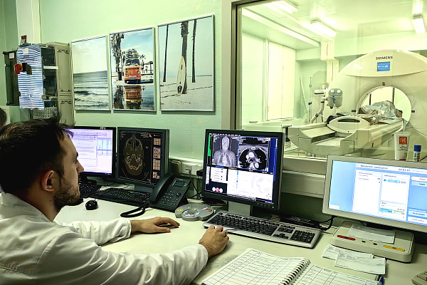 Рентгенологи Сургутской травмбольницы дистанционно обрабатывают КТ-снимки пациентов макеевской клиники