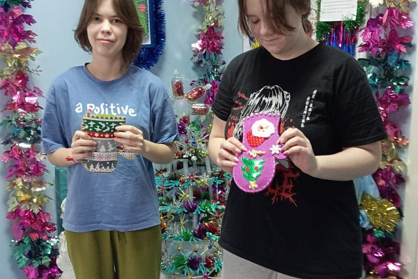 Юные десантники и автоинспекторы поздравили с Новым годом пациентов и персонал Сургутской травмбольницы