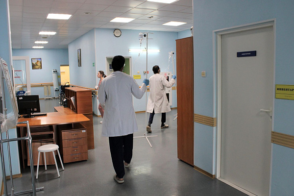 Около 40 иностранных студентов-медиков из Индии и Египта снова практикуются в Сургутской травмбольнице по окончании очередного учебного года