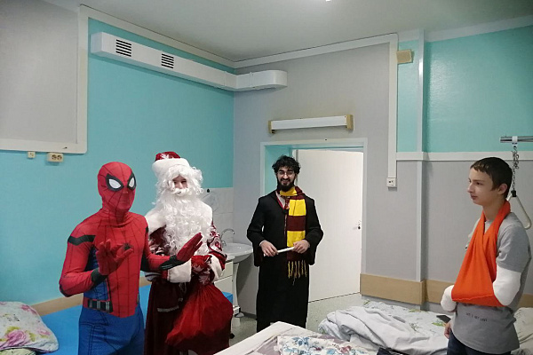 Пациенты детских отделений травмбольницы принимают новогодние подарки и поздравления