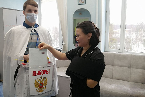 Пациенты Сургутской травмбольницы проголосовали на Выборах Президента РФ в условиях стационара