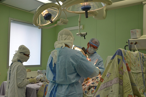 Урожай юбилеев! Поздравления с 55-летием принимает наш главный врач Дмитрий Гарайс