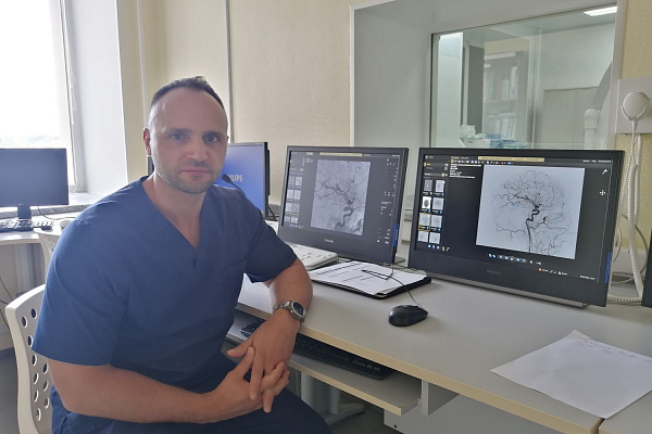 В Сургутской травмбольнице наращивают объемы и качество высокотехнологичной нейрососудистой помощи