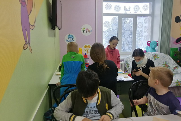 Здоровья, счастья и наушники. Пациенты детских отделений Сургутской травмбольницы написали письмо Деду Морозу