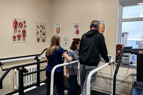 Впечатляет оборудование, вдохновляет результат. В Сургутской травмбольнице практикуются студенты, получающие немедицинское образование