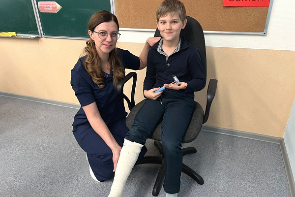 Какое давление у соседа по парте? Врач травмбольницы учила школьников пользоваться медицинскими приборами и оказывать первую помощь