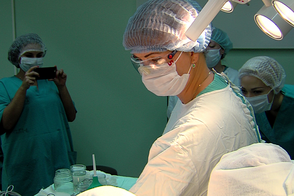 В операционной с врачами работают сестры, чья работа, на первый взгляд, незаметная. Одна из них - Ирина Кичигина. На ее счету - не меньше пяти тысяч вмешательств…