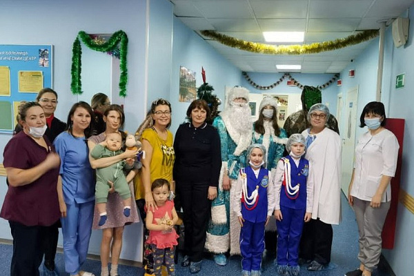 С подарками для настроения и безопасности пришли к пациентам травмбольницы дети из отрядов ЮИД
