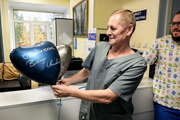 Сердечно-воздушная благодарность. В День врача пациенты детского отделения подарили своим докторам именные шарики