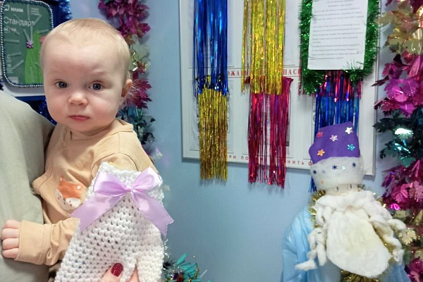 Юные десантники и автоинспекторы поздравили с Новым годом пациентов и персонал Сургутской травмбольницы