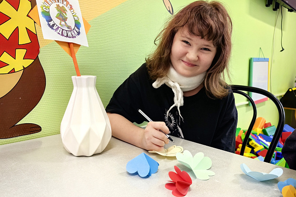 А у нас мастер-класс. В преддверии 23 февраля и 8 Марта пациентов детских отделений травмбольницы научили делать праздничные открытки-трансформеры