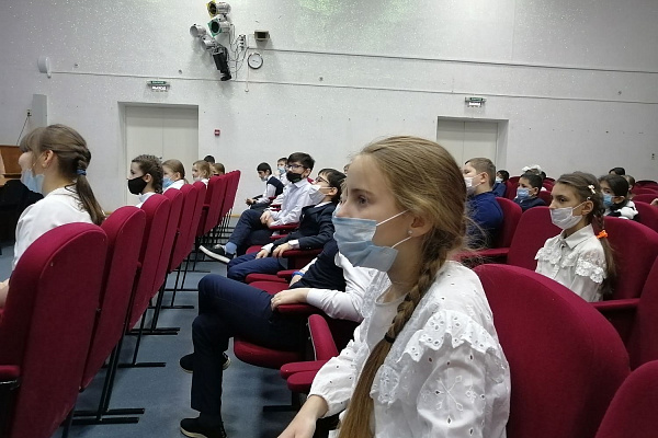 Весело, но небезопасно. Перед каникулами травматологи рассказали школьникам о рисках и последствиях зимних забав