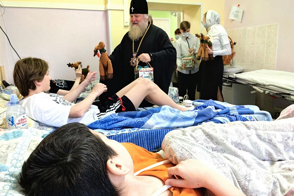 Митрополит Ханты-Мансийский и Сургутский Павел поздравил с Рождеством пациентов и коллектив детских отделений Сургутской травмбольницы