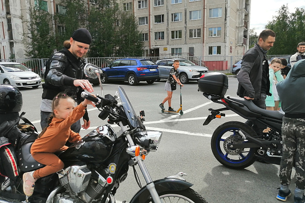 Крутые парни носят шлемы! Сургутские байкеры рассказали юным велосипедистам о важности защитной экипировки
