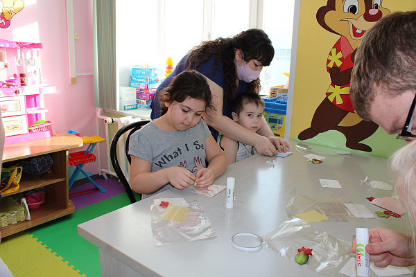 Из больницы - с любовью. Пациентам детского отделения травмбольницы помогли изготовить подарки для мам и бабушек