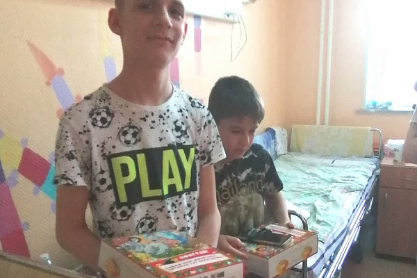 Волшебство с доставкой в палату. Лучший в мире Дед Мороз навестил юных пациентов Сургутской травмбольницы  