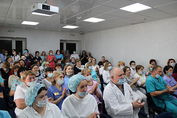 Более двухсот сотрудников Сургутской травмбольницы отмечены ведомственными благодарностями и грамотами ко Дню медицинского работника