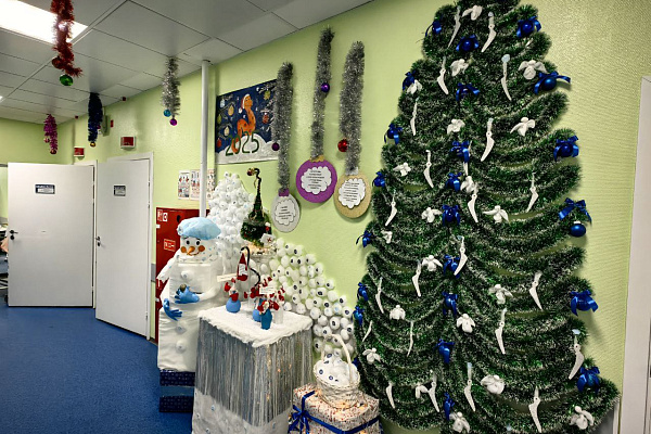 Ангелы из масок, гирлянды из пробирок. В Сургутской травмбольнице прошёл конкурс на самое оригинальное украшение отделения 