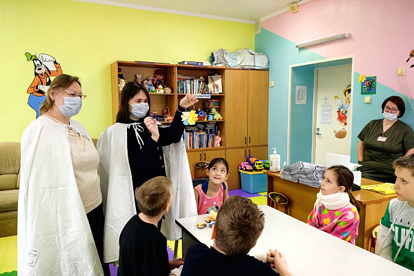 А у нас мастер-класс. В преддверии 23 февраля и 8 Марта пациентов детских отделений травмбольницы научили делать праздничные открытки-трансформеры