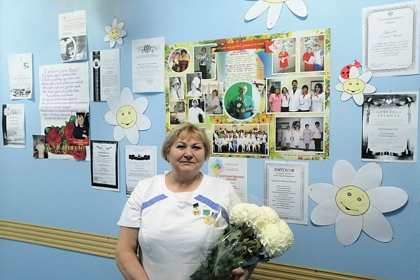 40 лет рядом с пациентами. С юбилеем трудовой деятельности в Сургутской травмбольнице поздравили медсестру-ветерана