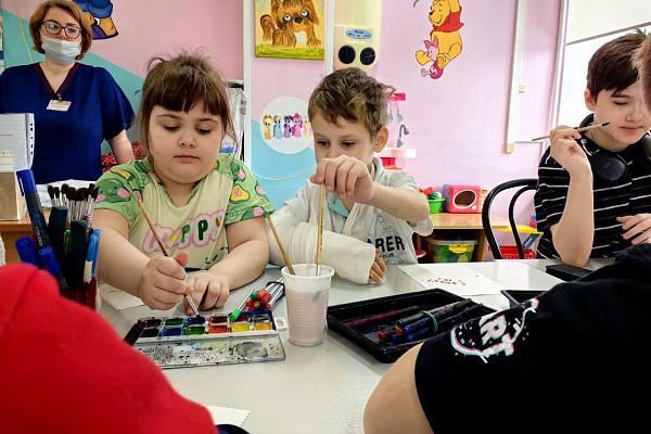 Письма надежды. Маленьких пациентов травмбольницы научили складывать фронтовые треугольники