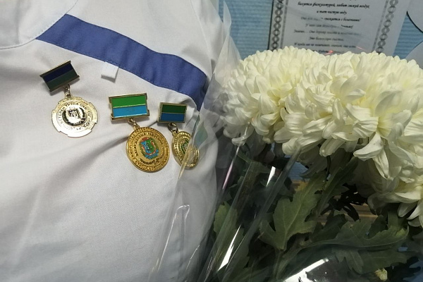 40 лет рядом с пациентами. С юбилеем трудовой деятельности в Сургутской травмбольнице поздравили медсестру-ветерана
