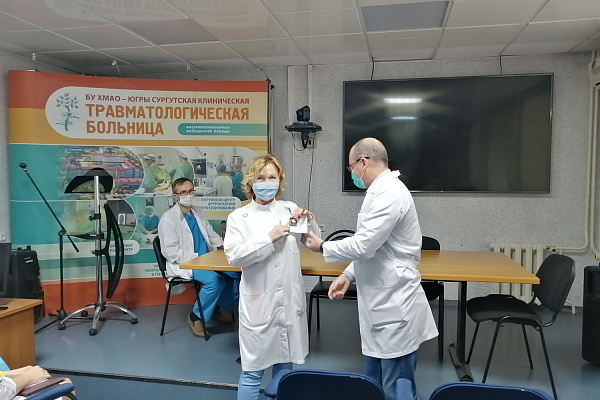 Отличники в белых халатах. Минздрав присвоил высокие звания пятерым сотрудникам Сургутской травмбольницы