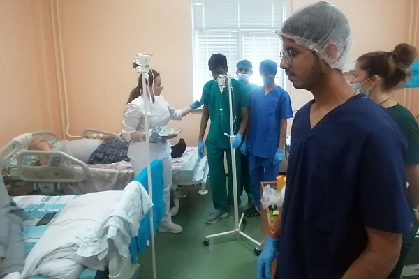 И снова здравствуйте! Иностранные студенты Мединститута СурГУ вернулись в Сургутскую травмбольницу на очередную практику