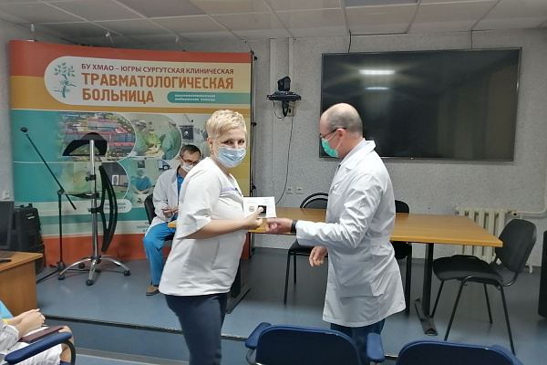 Отличники в белых халатах. Минздрав присвоил высокие звания пятерым сотрудникам Сургутской травмбольницы