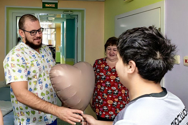 Сердечно-воздушная благодарность. В День врача пациенты детского отделения подарили своим докторам именные шарики