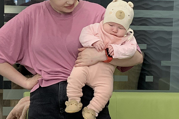 Сургутская семья, пережившая потрясение полгода назад, поздравляет с Днём медработника своих спасителей 