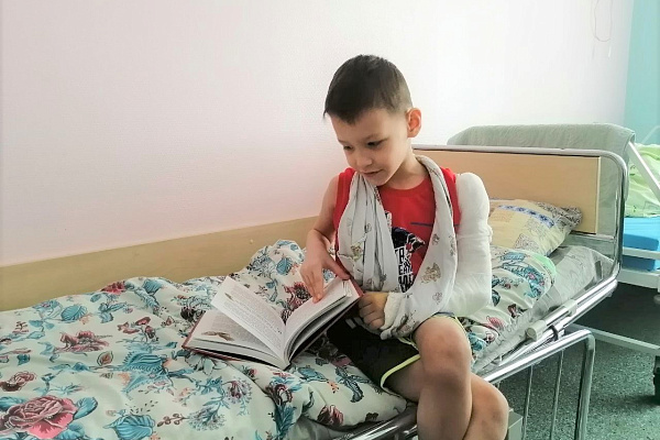 Лучший подарок. Волонтёры-школьники передали нашим пациентам книги, собранные в рамках городской акции