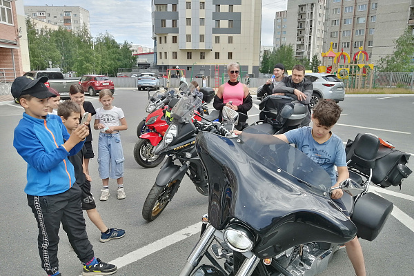 Крутые парни носят шлемы! Сургутские байкеры рассказали юным велосипедистам о важности защитной экипировки