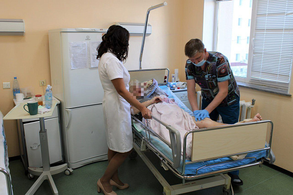 В больницу - с вечерними нарядами. Как первые пациенты представляли лечение в реабилитационном отделении, и чем гордится его коллектив по итогам 20-летней работы