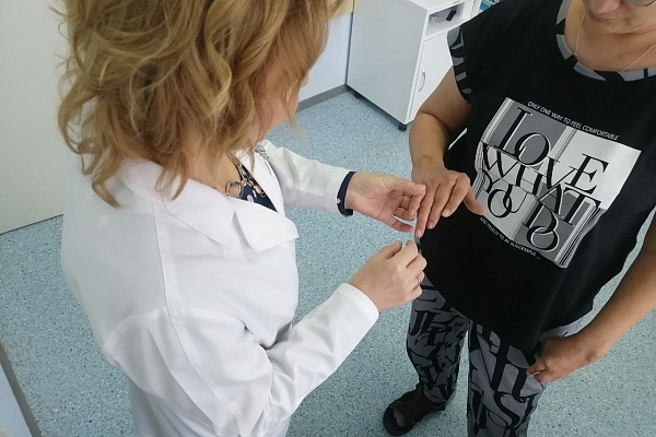 «Бисер – моё средство реабилитации». Пациентка с деформированными руками вышила для Сургутской травмбольницы картину с логотипом клиники