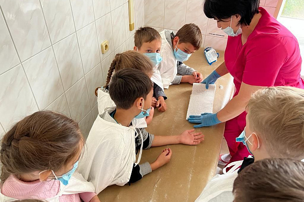 Учились накладывать гипс, общались с пациентами-сверстниками. Дети из центра «РУБУС» посетили Сургутскую травмбольницу