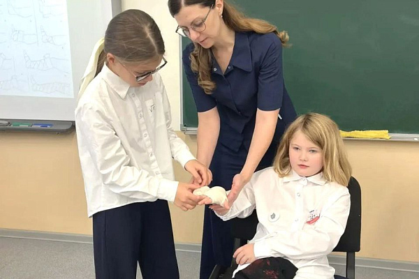 Какое давление у соседа по парте? Врач травмбольницы учила школьников пользоваться медицинскими приборами и оказывать первую помощь
