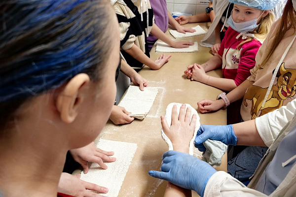 Сердечно-лёгочная реанимация и фиксация перелома. На экскурсии в Сургутской травмбольнице школьники учились оказывать первую помощь