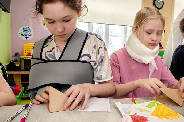 Письма надежды. Маленьких пациентов травмбольницы научили складывать фронтовые треугольники